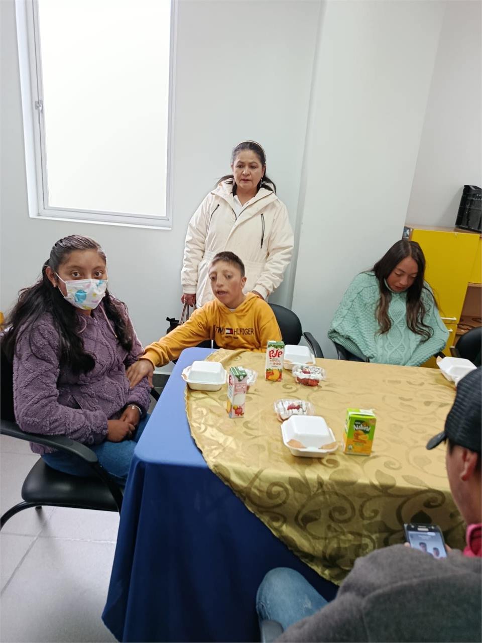 Familia junto a la fundación