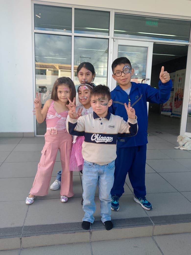 Niños de la comunidad PKU sonriendo en un encuentro