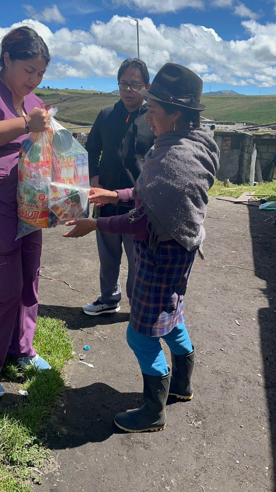 Entrega de alimentos a una familia PKU